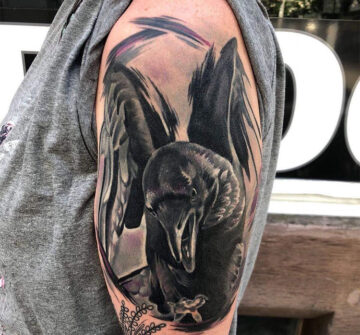 Черный ворон, мужская тату на плече
