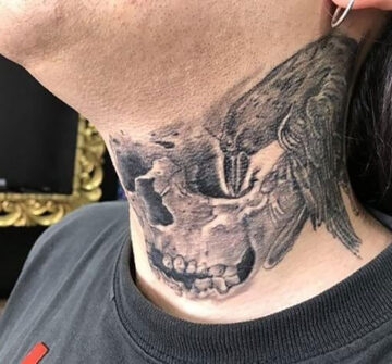 Ворон и череп, мужская тату на шее