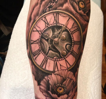 Часы с цветами, мужская тату на руке