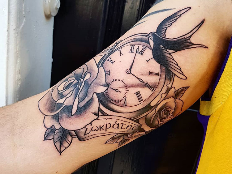 Часы с розой и ласточкой, мужская тату на руке