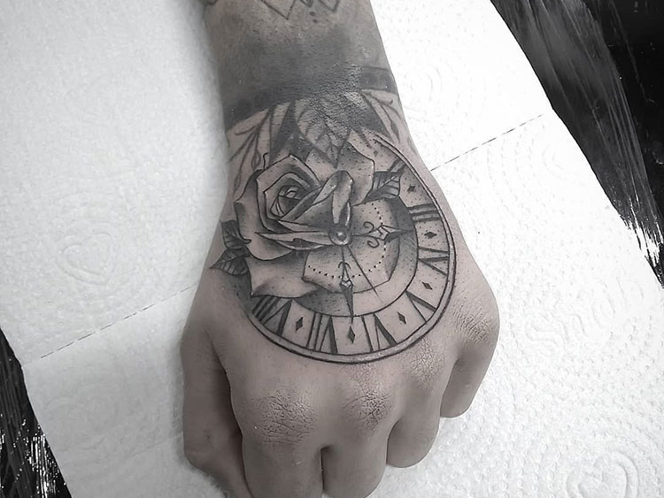 Часы с розой, мужская тату на кисти руки