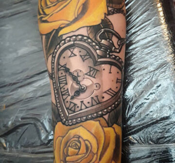 Часы с желтыми розами, женская тату на предплечье