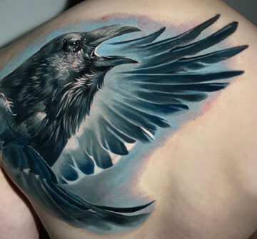 Черный ворон, мужская тату на спине