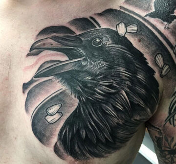 Голова ворона, мужская тату на груди