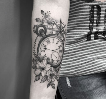 Карманные часы, роза ветров и цветы, тату на руке