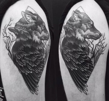 Волк и ворон, мужская тату на плече