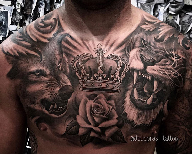 Волк, лев, корона и роза, мужская тату на груди