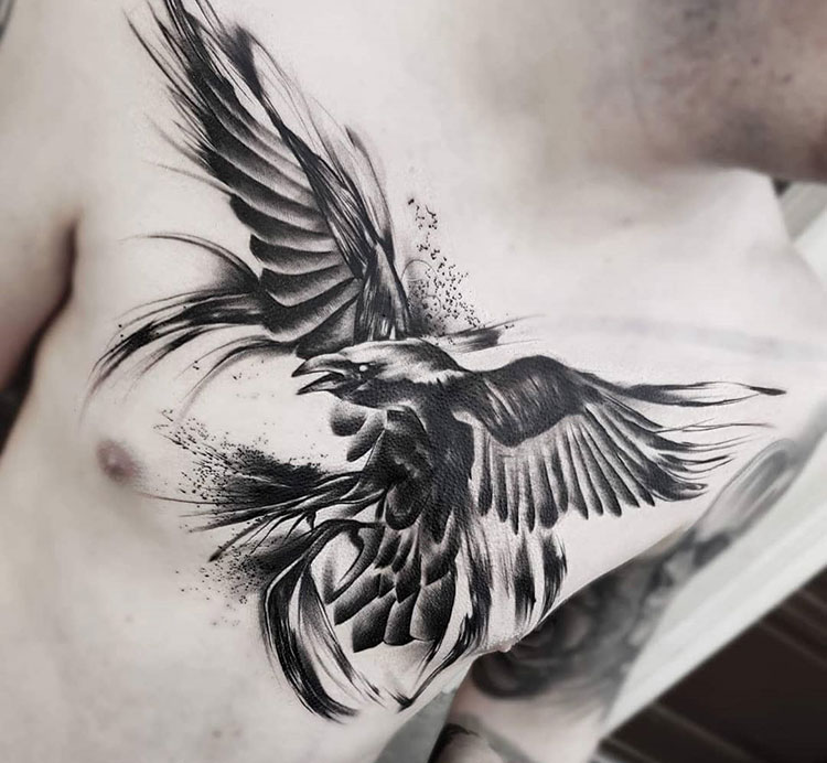 Ворон с распахнутыми крыльями, мужская тату на груди