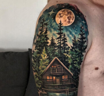 Лес, луна и дом, мужская тату на плече