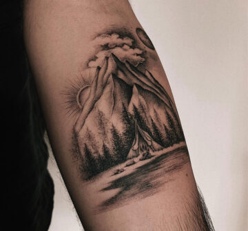 Горы, лес и палатка, мужская тату на руке