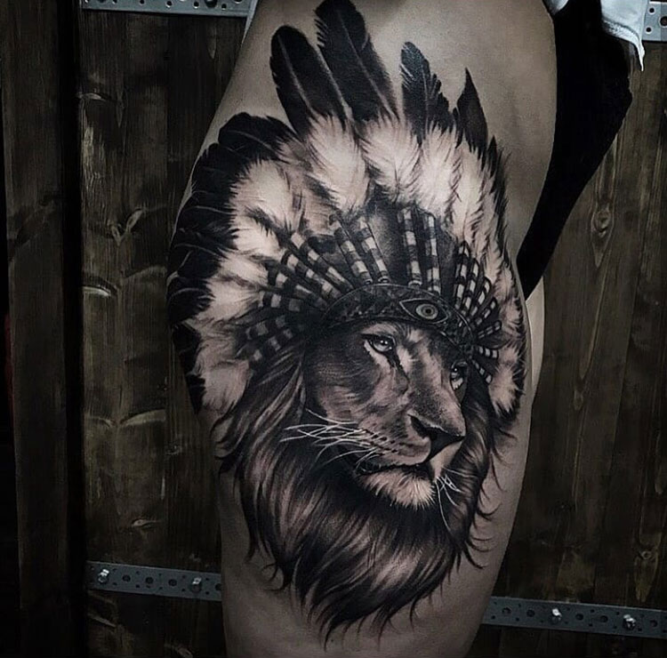 Лев с индейскими перьями, женская тату на бедре