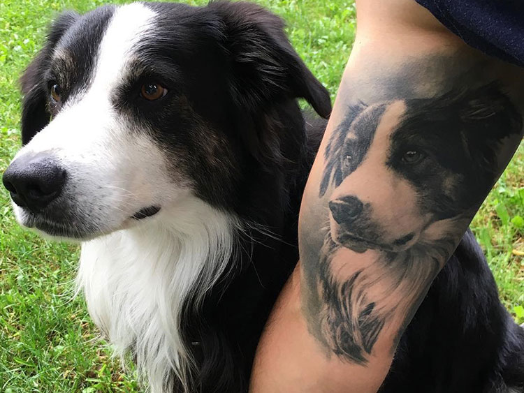 Портрет любимой собаки, тату на бицепсе у парня