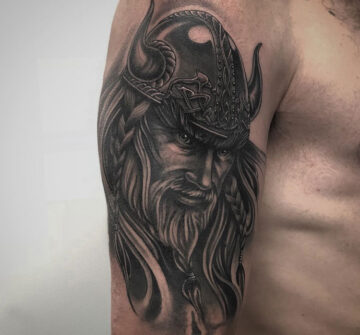 Портрет викинга, мужская тату на плече