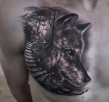 Голова волка и ступеньки в лесу, мужская тату на груди