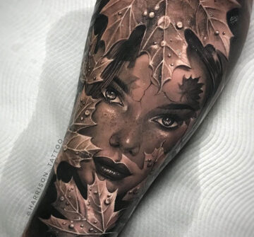 Лицо девушки с кленовыми листьями, тату на руке