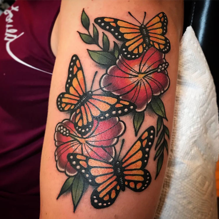 Бабочки и цветы, тату на плече у девушки