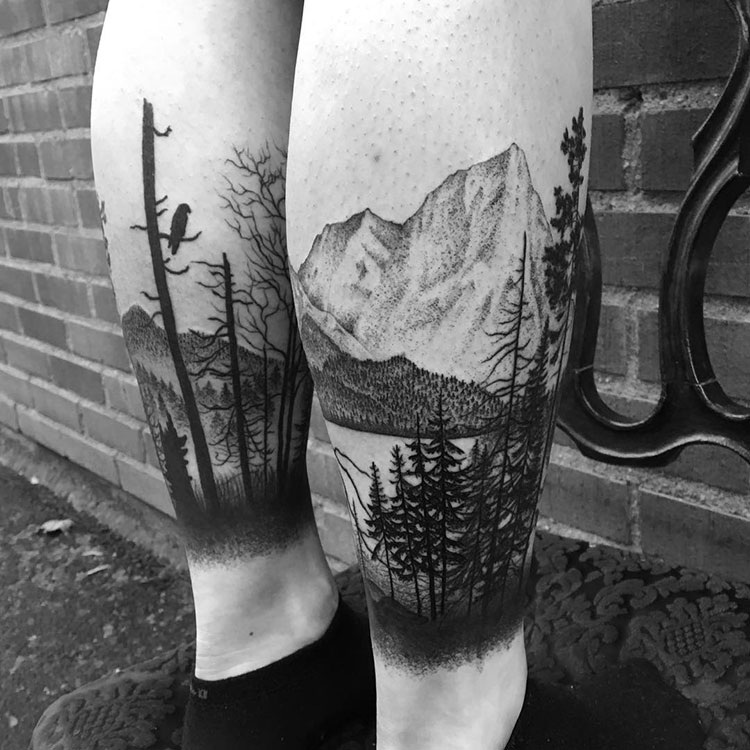 Деревья и горы, мужская тату на ногах
