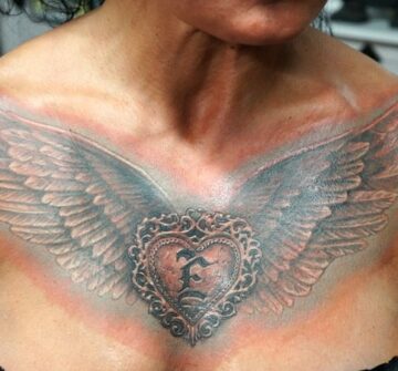 Крылья и сердце, женская тату на груди