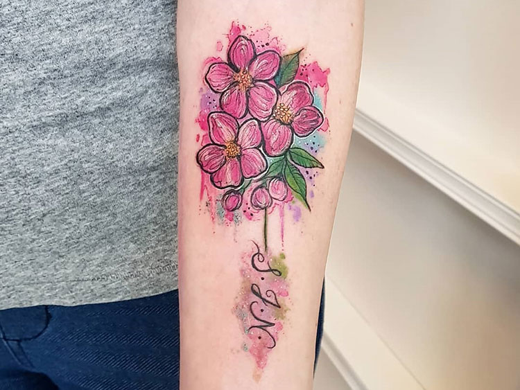 Розовые цветы в стиле акварель, тату на руке у девушки