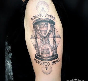 Песочные часы с надписью на латыни, мужская тату на плече