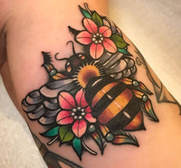 Пчела и два цветка, мужская тату на бицепсе