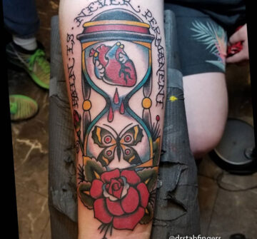 Песочные часы, роза, бабочка и сердце в стиле традишнл