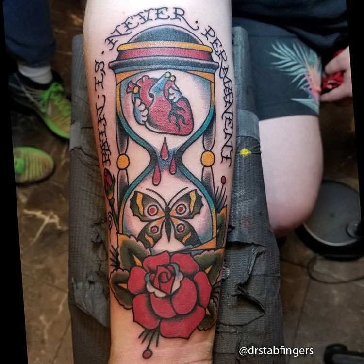 Песочные часы, роза, бабочка и сердце в стиле традишнл