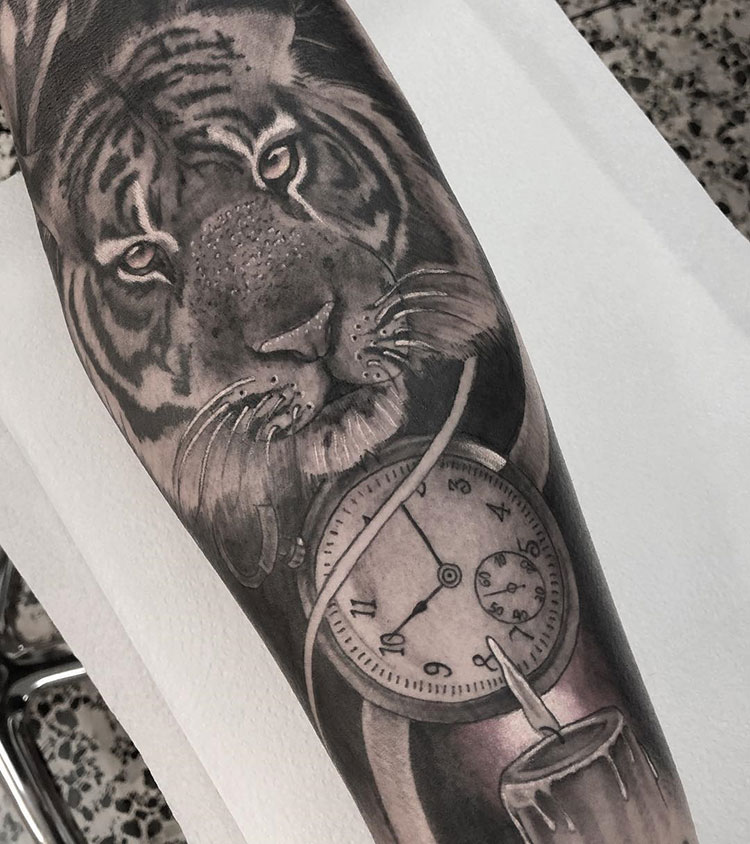 Тигр и часы, мужская тату на предплечье