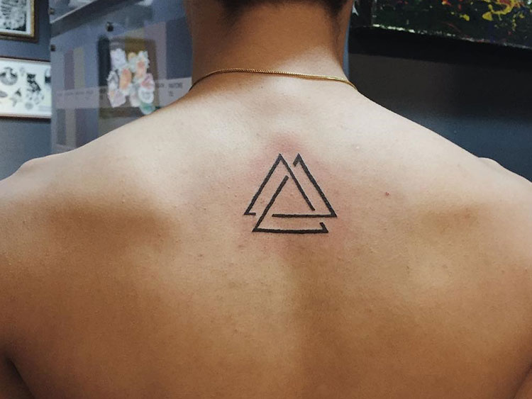 Три треугольника, минималистичная тату на спине