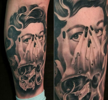 Портрет девушки с закрытым руками лицом, мужская тату на голени