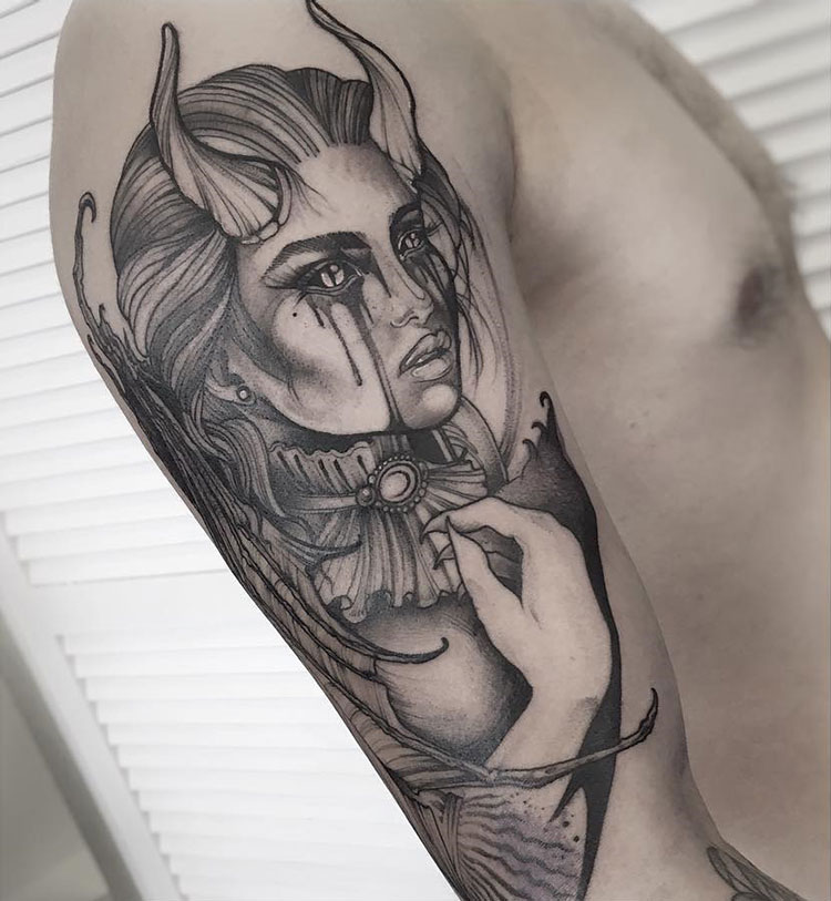 Девушка-демон, мужская тату на плече - фото татуировок.