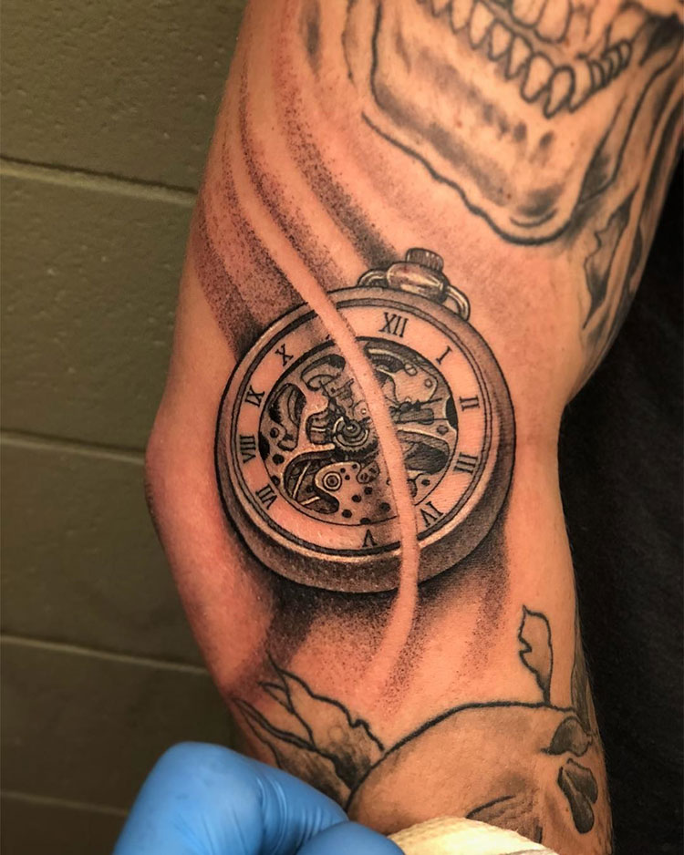 Карманные часы, мужская тату на руке