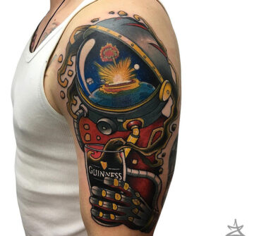 Космонавт с пивом, мужская тату на плече