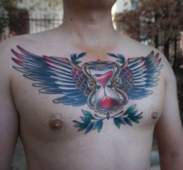 Крылья с песочными часами, мужская тату на груди