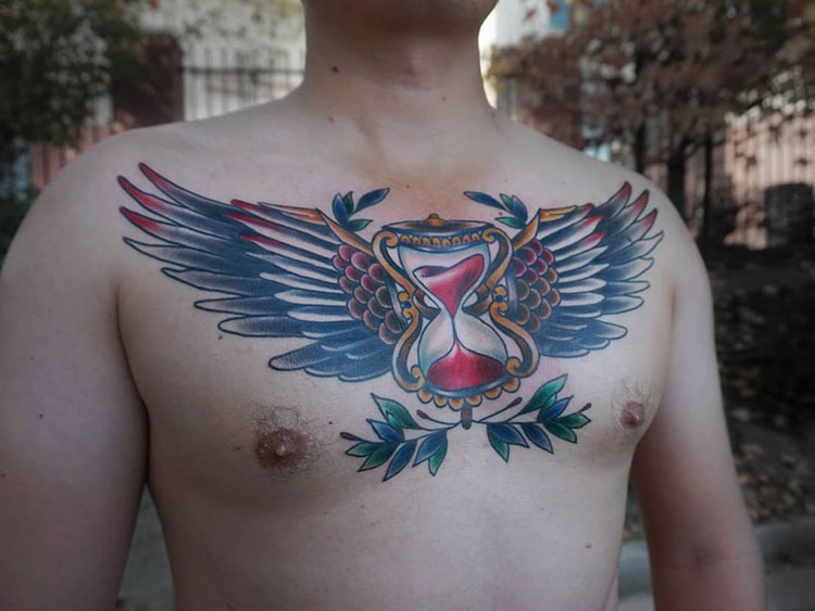 Крылья с песочными часами, мужская тату на груди
