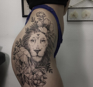 Лев с цветами, женская тату на бедре
