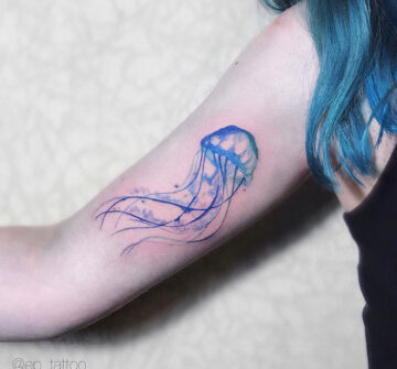Медуза в стиле акварель, тату на бицепсе у девушки