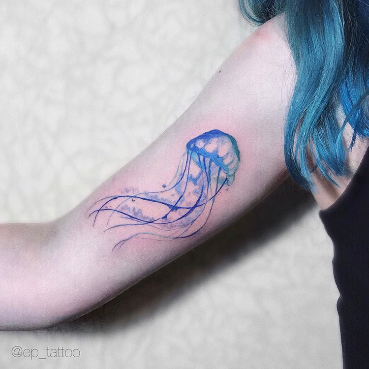 Медуза в стиле акварель, тату на бицепсе у девушки