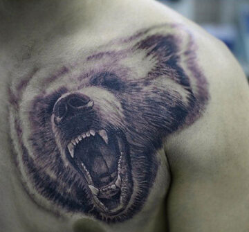Морда рычащего медведя, мужская тату на груди