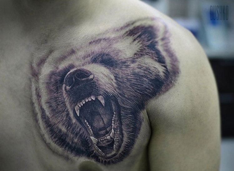 Морда рычащего медведя, мужская тату на груди