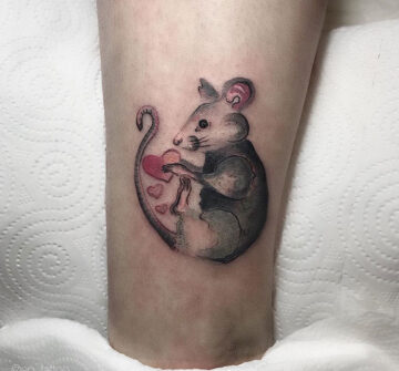 Мышь в стиле акварель, тату на ноге у девушки