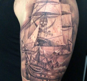 Парусный корабль, мужская тату на плече