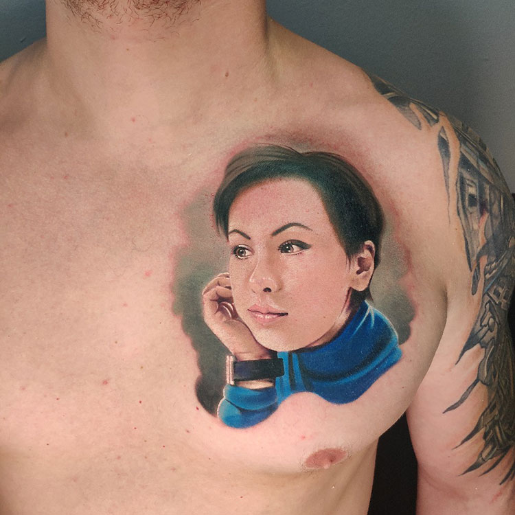 Портрет девушки, мужская тату на груди