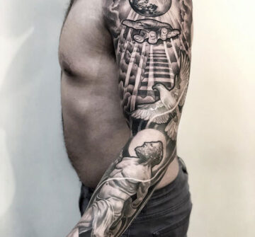 Рукав в черно-сером стиле, мужская тату на руке