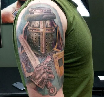 Рыцарь с мечом, мужская тату на плече