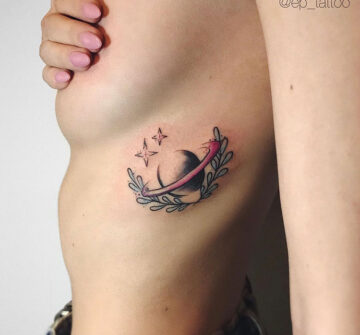 Сатурн, звезды и лавровый венок, тату на боку у девушки