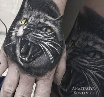 Серый кот, мужская тату на кисти руки
