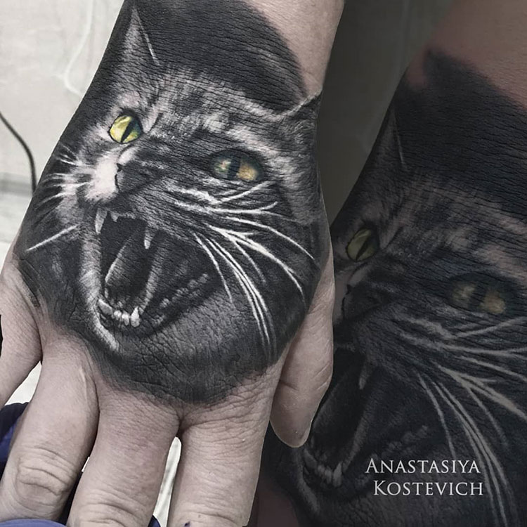 Серый кот, мужская тату на кисти руки