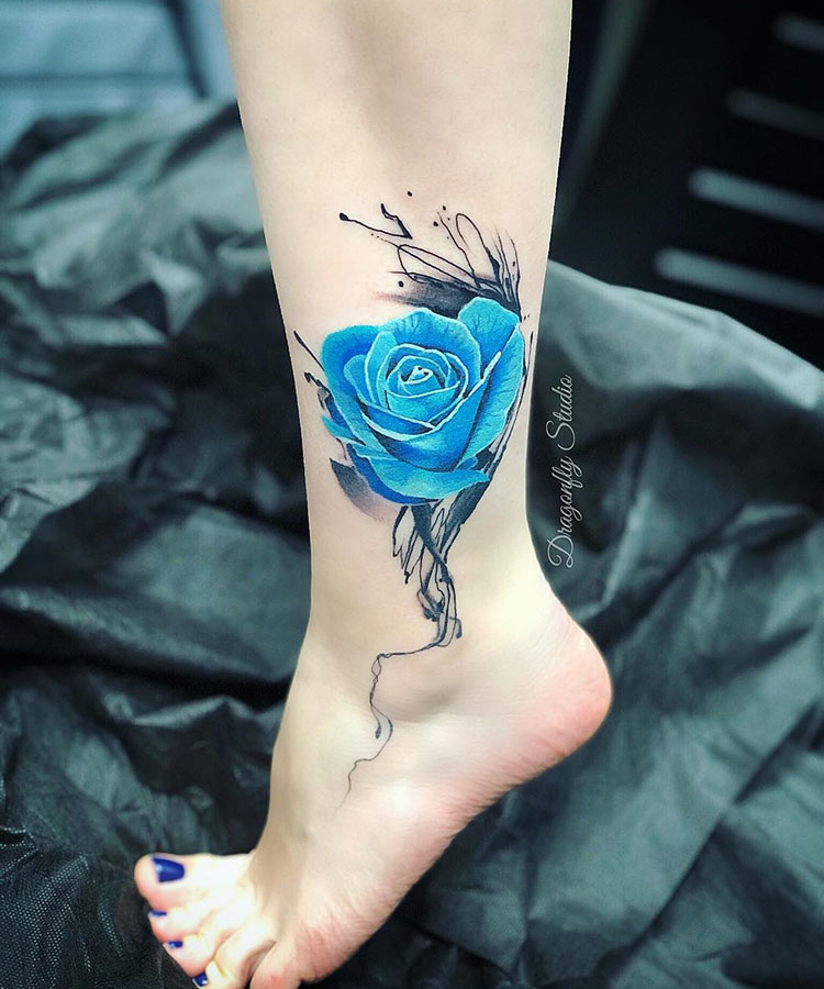 Синяя роза, тату на ноге у девушки