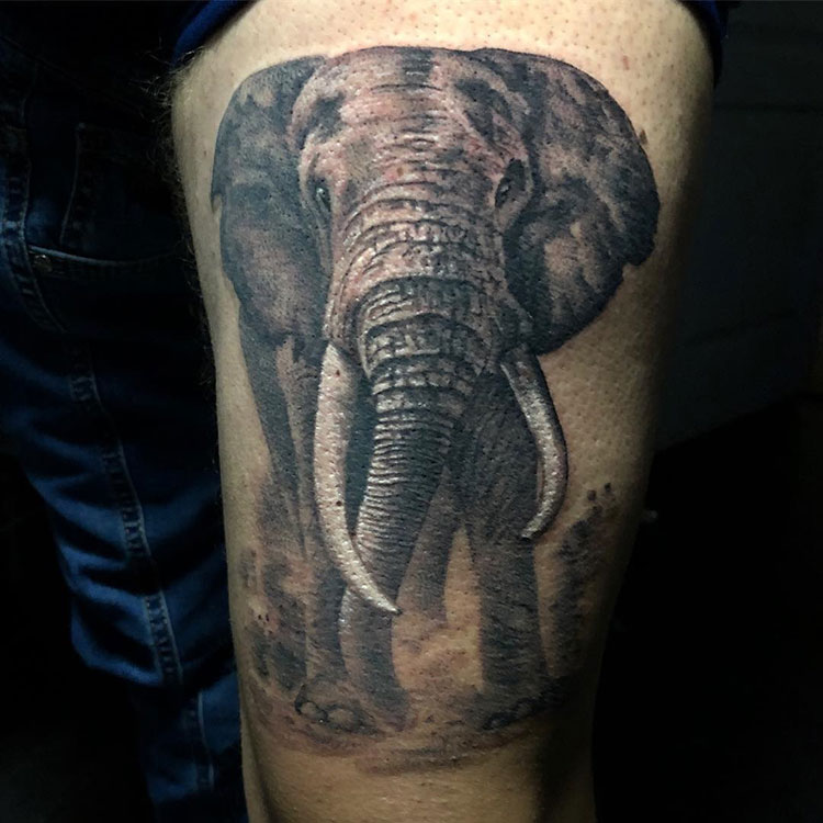 Слон, мужская тату на бедре